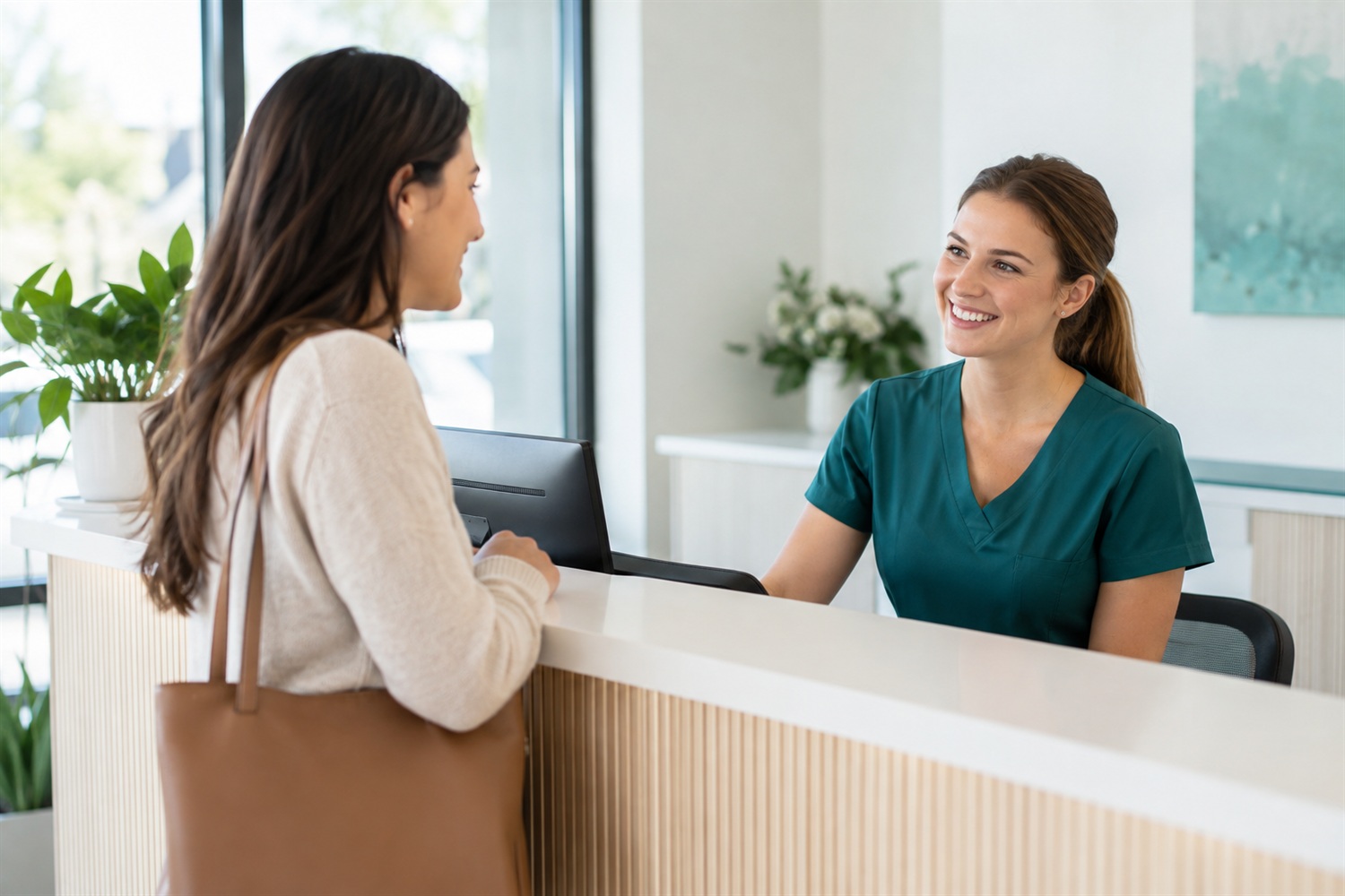 Recepcionista recebendo uma paciente no balcão da clínica